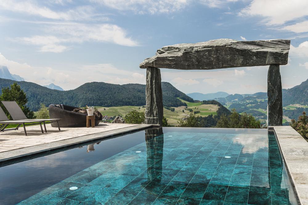 Outdoor-Infinity-Pool