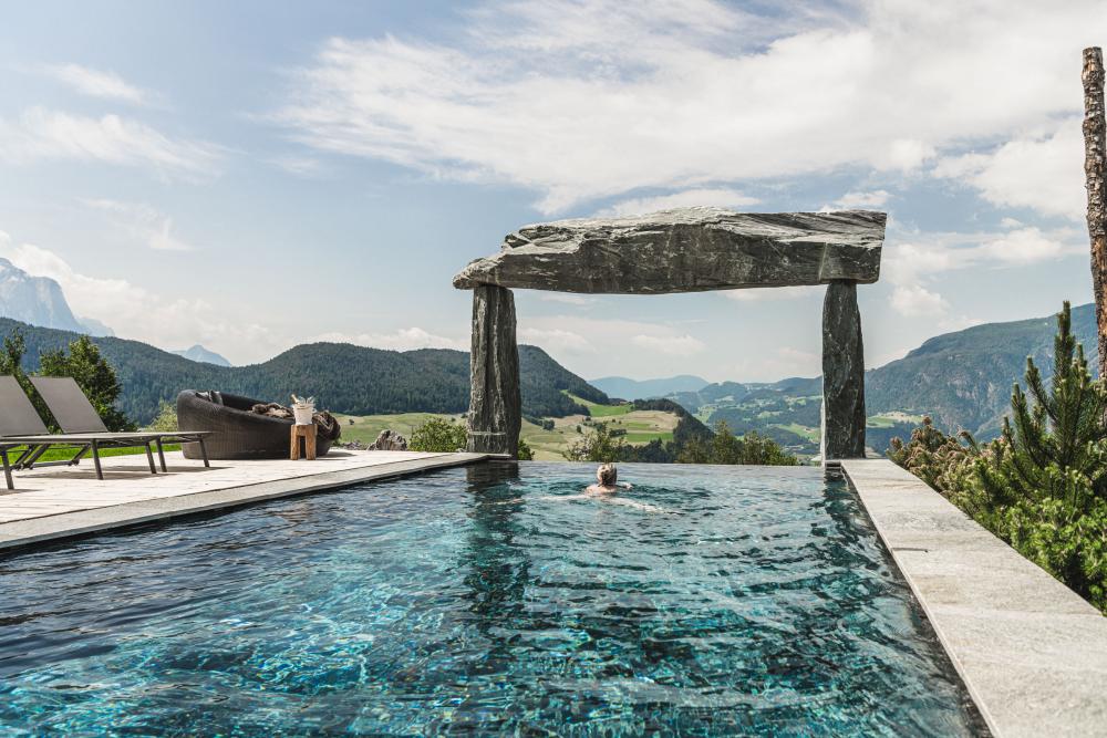 Outdoor-Infinity-Pool