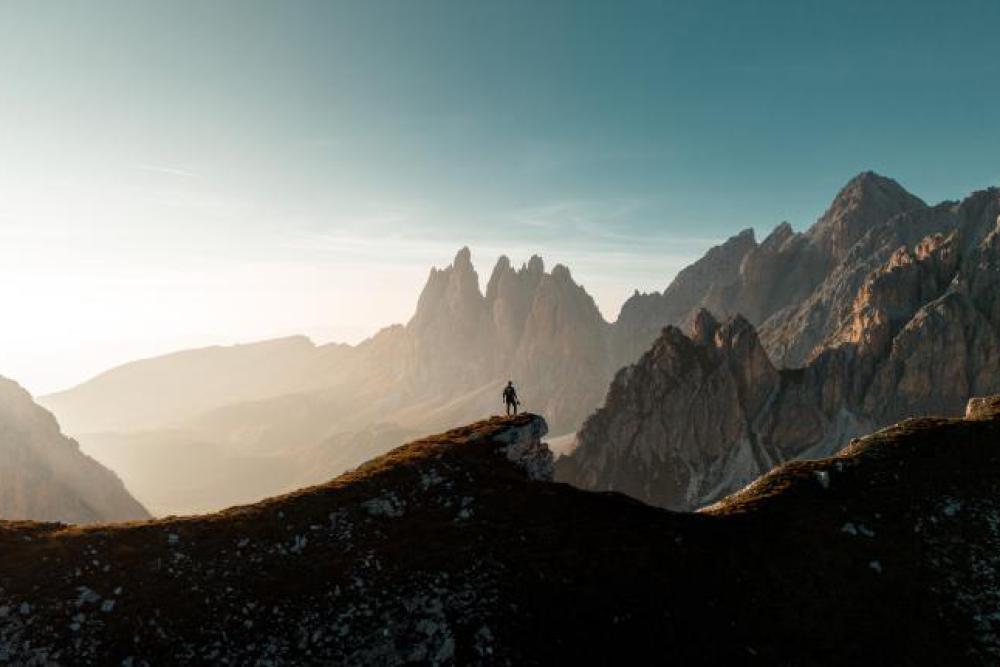 Mann in den südtiroler Dolomiten