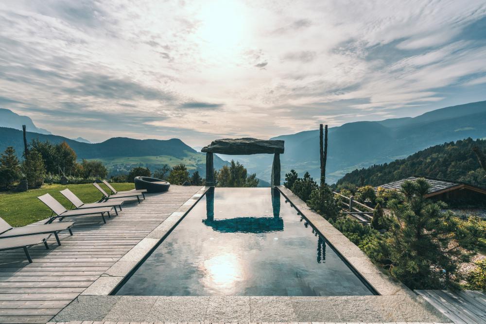 Outdoor-Infinity-Pool